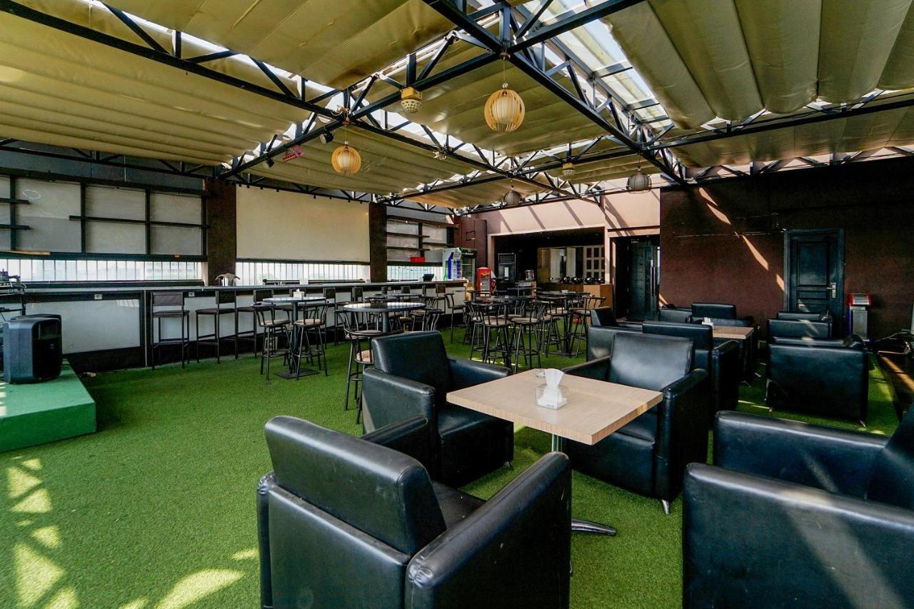 Maumu Hotel & Lounge Surabaya Exterior photo
